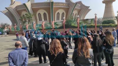 لحظة وصول جثمان هادي الجيار إلى مسجد الشرطة | صور