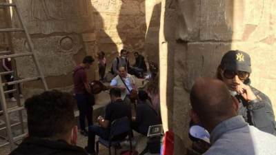 فريق عمل فيلم  «تماسيح النيل» يواصل تصوير مشاهده بمعبد الأقصر.. صور