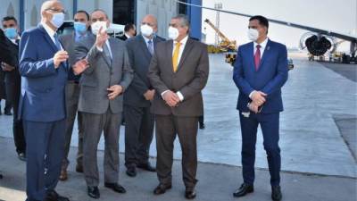 وزير الطيران المدنى يتفقد أتوبيسات نقل الركاب الجديدة بمصر للطيران للخدمات الأرضية 