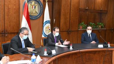 "البترول" تبادر لدعم السياحة والطيران وتخفض سعر وقود الطائرات