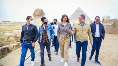 مينا مسعود سفير مبادرة "اتكلم عربي" يزور الأهرامات وأبو الهول 