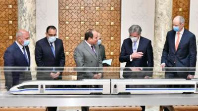 السيسي يطلع على الاتفاق النهائي مع "سيمنز" العالمية لتنفيذ منظومة متكاملة للقطار الكهربائي بمصر