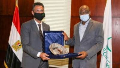 رئيس البريد المصري يستقبل وزير الاقتصاد النيجيري بالقرية الذكية 