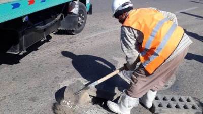 رئيس جهاز 6 أكتوبر يتابع تطهير شبكات صرف الأمطار