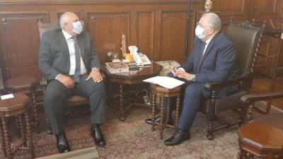 وزير الزراعة يبحث مع محافظ الوادى سبل دفع مشروعات التنمية الزراعية بالمحافظة 