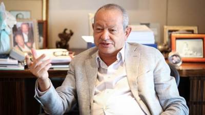 نجيب ساويرس يثير الجدل ويشكك في جدوى قطار "العين السخنة - العلمين"