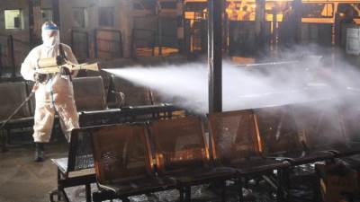 القوات المسلحة تنفذ عمليات التطهير والتعقيم الوقائى لمجمع مواقف السلام النموذجى و عدد من محطات المترو 