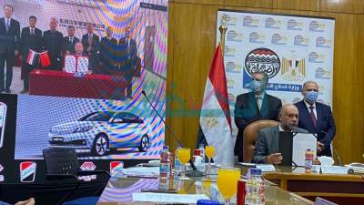 قطاع الأعمال يوقع عقد إنتاج السيارات الكهربائية بين"النصر" و "دونج فينج" الصينية