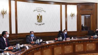 رئيس الوزراء يتابع الموقف التنفيذي لمبادرة إحلال السيارات المتقادمة للعمل بالغاز الطبيعي