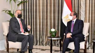 السيسي يلتقي رئيس وزراء الأردن