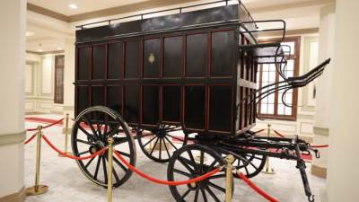 "السياحة" تهدي "الاتصالات" مركبة أثرية لنقل المواد البريدية لعرضها في متحف البريد المصرى بالعتبة