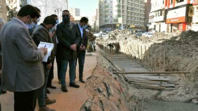 محافظ الفيوم يتفقد أعمال تغطية بحر دار الرماد لإنشاء محور مروري جديد