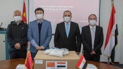 «يانجن الصينية» تسلم المنطقة الاقتصادية كمامات لمواجهة كورونا