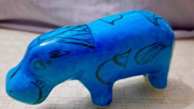 التجهيزات النهائية لمنفذ لبيع المستنسخات الأثرية بمتحف مطار القاهرة 