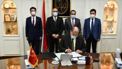 وزير الإسكان وسفير مصر بالصين يشهدان توقيع عقد استكمال الأعمال لإدارة وتشغيل الأعمال المركزية بالعاصمة الإدارية