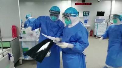 مدير مستشفى أبو خليفة أول طبيب يحصل على لقاح كورونا من الأطقم الطبية