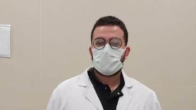 ننشر صورة أول طبيب يحصل على لقاح كورونا بمستشفى عزل أبو خليفة