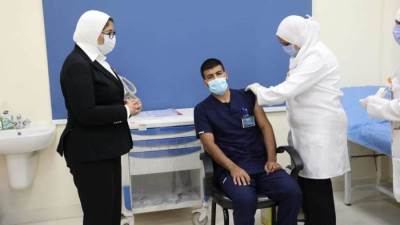 بالصور.. وزيرة الصحة تشهد تلقي أولى جرعات لقاح فيروس كورونا للأطقم الطبية من داخل المستشفيات