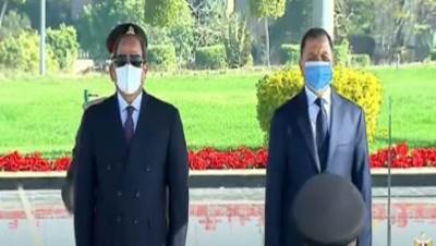 الرئيس السيسي يضع إكليلاً من الزهور على النصب التذكاري بأكاديمية الشرطة