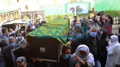  توافد محبى الدكتورة عبلة الكحلاوى وشخصيات عامة لأداء صلاة الجنازة