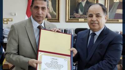 رفض رشوة كبيرة.. وزير المالية يكرم رئيس مأمورية «الشركات المساهمة»