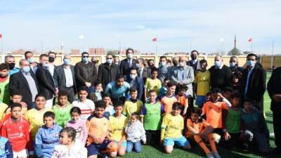 محافظ الشرقية يفتتح ملعب كرة قدم بمركز شباب ميت العز بفاقوس 