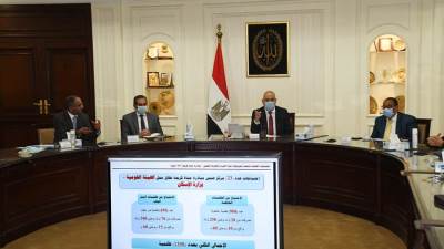 وزير الإسكان يتابع الاستعدادات لتوصيل خدمات الصرف الصحى للمناطق الريفية