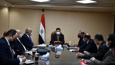 وزير الرياضة يناقش الاستعدادات الأولية لاستضافة بطولاتي العالم للسلاح والرماية