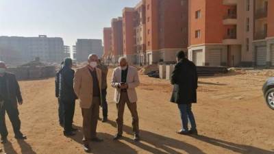 مسئولو "الإسكان" يتفقدون مشروع عمارات "السلام" بمدينة العبور