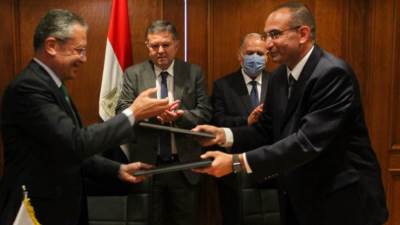 وزير قطاع الأعمال العام يشهد توقيع بروتوكولين لإقامة أول مركز بحوث وتطوير للسيارات والأتوبيسات الكهربائية