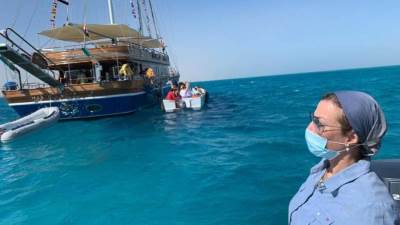 وزيرة البيئة تستقل لنش محميات البحر الأحمر وتشارك العاملين فى دوريات المرور بالغردقة 