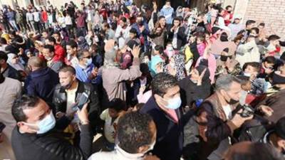 أهالى عزبة الهجانة يحتشدون تزامنا مع وصول السيسي ويهتفون: بنحبك ياريس