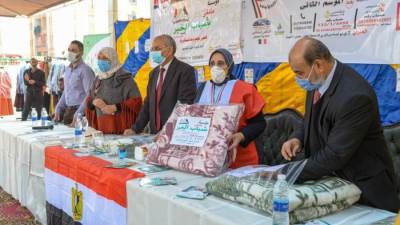 الهجرة: مؤسسة يديرها مصريون بالكويت تُهدي أهالي الأسمرات ملابس وبطاطين