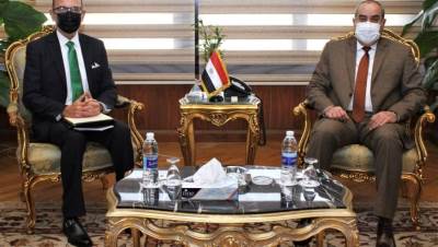 وزير الطيران المدنى يستقبل سفير المكسيك بالقاهرة