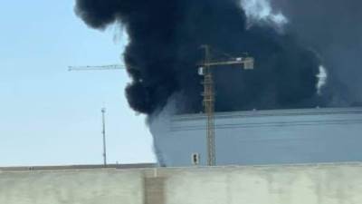 حريق مخزن مواد بترولية بطريق "السويس - القاهرة" وعربات الإطفاء تحاول إخماده