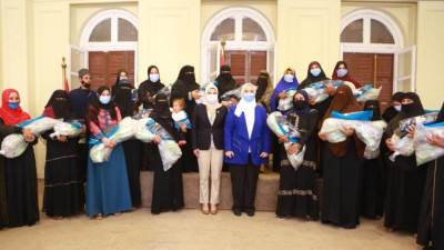 وزيرة التضامن الاجتماعي تسلم صيادات كفر الشيخ شباك وبدل الصيد الواقية 