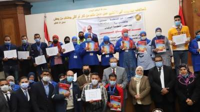 وزير القوى العاملة يسلم وثائق تأمين على الحياة لـ 150 عاملا غير منتظم بالقليوبية