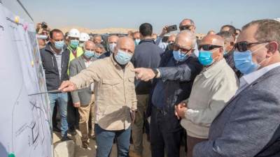 وزير النقل يتابع إنشاء الأرصفة والمحطات الجديدة بميناء السخنة بتكلفة 20 مليار جنيه