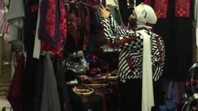 شاهد منتجات سيدات سيناء من مشغولات وأثواب مطرزة بمعرض ديارنا