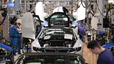 "بي إم دبليو" تبرم صفقة مع شركة إماراتية لإنتاج أول ألومنيوم مصنّع بالطاقة الشمسية