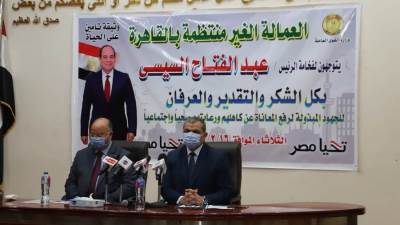 وزير القوى العاملة ومحافظ القاهرة يسلمان وثائق التأمين على الحياة للعمالة غير المنتظمة