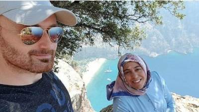 التقط سيلفي معها ثم رماها من قمة الجبل وهي حامل