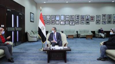 وزير الاتصالات يؤكد حرصه على تمكين الشباب فى سوق العمل عبر الإنترنت.. صور