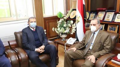 "سعفان" يواصل جولاته لتسليم وثائق التأمين للصيادين والعمالة غير المنتظمة بكفر الشيخ