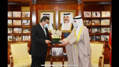 سفير مصر بالكويت يُسلم رسالة من رئيس الجمهورية 