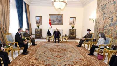 الرئيس السيسي يستقبل قائد القيادة المركزية الأمريكية