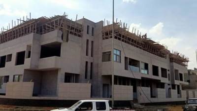 رئيس جهاز "القاهرة الجديدة" : إزالة سقف دور كامل مخالف بامتداد غرب الجولف بالتجمع الثالث