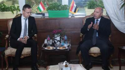 وزير النقل ووزير الخارجية والتجارة المجري يبحثان التعاون في تصنيع 200 عربة نوم جديدة| صور