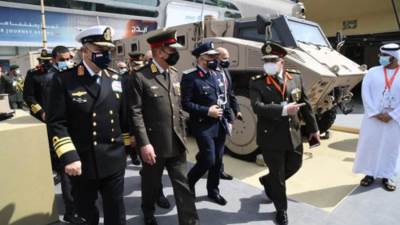 وزير الدفاع يعود إلى أرض الوطن بعد مشاركته فى معرض ايديكس بالإمارات