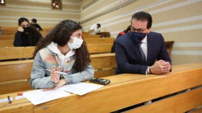 وزير التعليم العالي يتابع انتظام لجان الامتحانات واستئناف بجامعتي القاهرة وعين شمس 